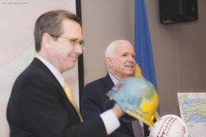 Американський сенатор: Самою їжею і взуттям Україну не захистити