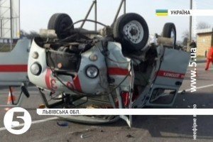 На трасі Київ-Чоп швидка зіткнулася з вантажівкою: є жертви