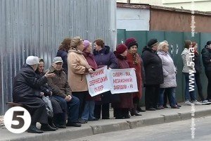 Столичні активісти вимагають припинення незаконного будівництва по вулиці Звіринецькій