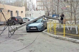 Ураган в Росії зносить автомобілі і валить дерева