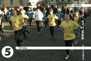 Понад 100 чернівчан разом зробили зарядку на площі міста в День сміху