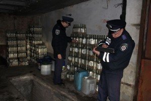 Податкова міліція звітує про вилучення підробленого елітного алкоголю на більше півмільйона гривень