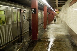 У Нью-Йоркському метрополітені пішов "дощ" прямо зі стелі одразу на кількох станціях