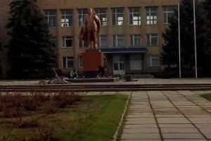 В окупованому Росією Новоазовську повернули пам'ятник Леніну