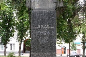 У Чернігові повалили погруддя радянським діячам Щорсу та Кропив'янському