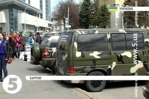 Львівські та харківські волонтери придбали для українських військовослужбовців 14 позашляховиків