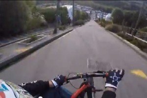 Спуск на велосипеді найкрутішою вулицею світу (ВІДЕО)