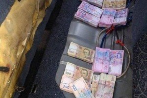 Прикодонники затримали чоловіка, який намагався вивезти з Донеччини майже 400 тис. грн