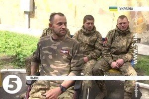 Боєць "Правого сектору", якому відтяло потилицю, після лікування повертається додому