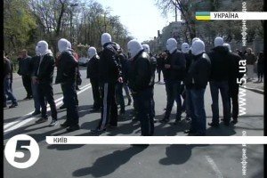 Біля Верховної Ради мітингують невідомі в балаклавах