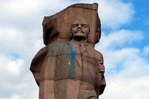 В Росії розмалювали пам'ятник Леніну жовтою і синьою фарбою