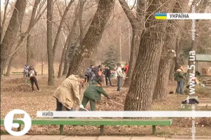 Кияни влаштували толоку - прибирають Труханів острів