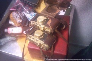 В аеропорту "Жуляни" затримали китайця, який намагався вивезти до Росії старовинні фотоапарати і патефон