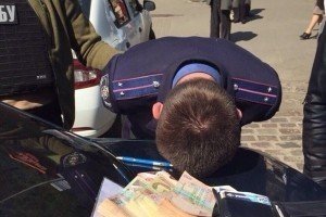 В центрі Києва затримали двох слідчих за хабарництво