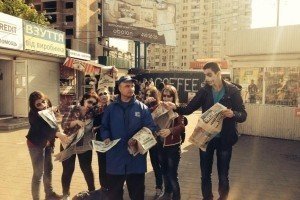 Сьогодні в Києві відбулася зомбі-акція проти газети "Вести": активісти отримали травми