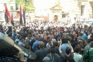 До мітингувальників під АП вийшов представник Президента