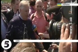Мітинг комуністів у Києві: Симоненка облили кефіром, міліція затримала 15 провокаторів