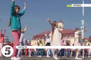 Близько двох тисяч дітей встановили танцювальний рекорд у Чернігові