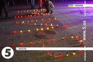 У центрі Херсона виклали слово "Мир" із запалених свічок на честь вшанування жертв Другої світової війни 