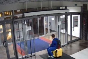 У Білорусі невідомий вкрав у магазині електромобіль "Вінні-Пух"