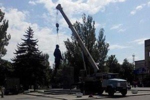 Ленінопад триває – на Запоріжжі "вождя" демонтували для його ж порятунку