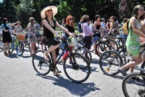 У Чернівцях відбувся велофестиваль на підборах та у вишуканих сукнях