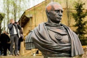 У передмісті Санкт-Петербурга встановили пам'ятник Путіну в образі римського імператора
