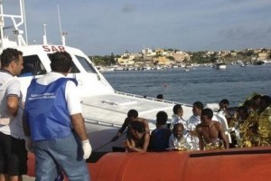 Берегова охорона Італії виявила 30 тіл на борту врятованого судна