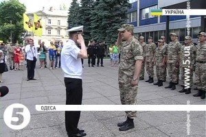 Одеса зустріла військових зі Сходу України оплесками й оркестром 