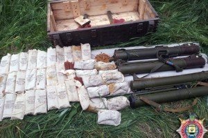 В Авдіївці правоохоронці вилучили у місцевих жителів чергові арсенали зброї
