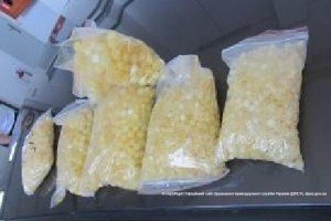 Українець намагався вивезти до Польщі 3,5 кг бурштину 