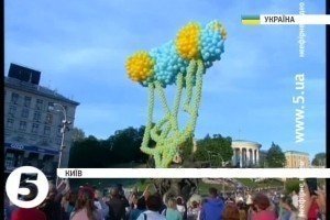 Величезний кульковий тризуб запустили у небо з Майдану Незалежності