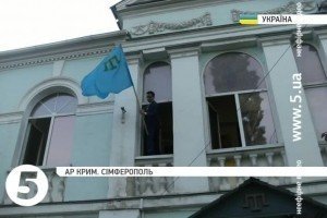 З арештованої будівлі Меджлісу у Сімферополі невідомі зняли кримськотатарський прапор