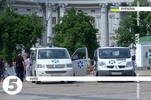 Французькі студенти вже вдруге подарували реанімобілі для бійців АТО
