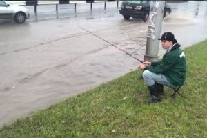 У Красноярську місцеві жителі ловлять рибу у міських калюжах (відео)