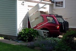 91-річний американець здійснив мрію всього життя - протаранив джипом ворота гаражу 