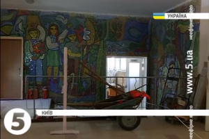 В одній із столичних шкіл на Русанівці почали демонтувати символіку радянських часів