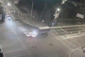 Уночі військова вантажівка потрапила в ДТП у Маріуполі