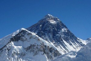 Ученые нашли микропластик в снегу у вершины Эвереста