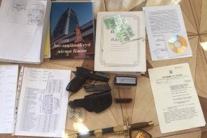 У будинку голови Апеляційного суду виявили зброю, номерні знаки та секретні документи