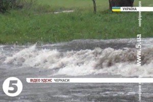 У Черкасах другу добу не вщухає дощ: затопило вулиці та двори