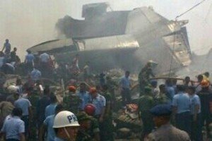 В Індонезії військовий літак впав на житлові квартали (фото)