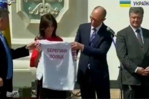  Аваков і Яценюк вручили Еці Згуладзе вишиванку з написом "Берегиня поліції"