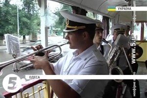 Військовий оркестр зіграв одеситам в екскурсійному трамваї 