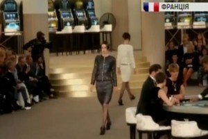 Джуліана Мур взяла участь у показі нової колекції Chanel