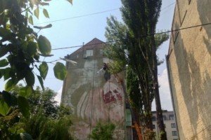 У центрі столиці майже домалювали мурал на честь Лесі Українки