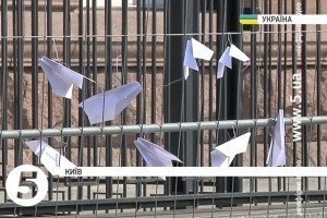 Українці і росіяни закидали посольство РФ у Києві паперовими літачками