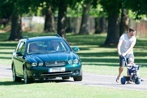 Королева за кермом: Єлизавета II об'їхала пішоходів по газону
