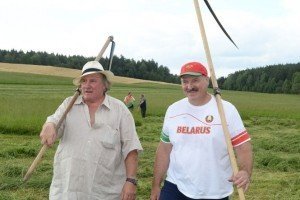 Лукашенко влаштував Депардьє майстер-клас із косовиці