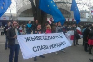 У Мінську активісти скандують "Слава Україні" та тримають портрети Бандери